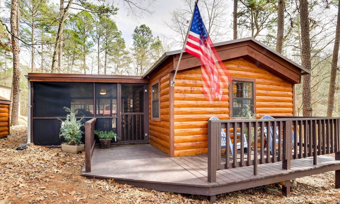 Broken Bow Cabin | Broken Bow Abode w/Hot Tub < 7 Mi to Lake!