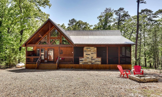 Broken Bow Cabin | Broken Bow Cabin w/Hot Tub & Outdoor Fireplace!