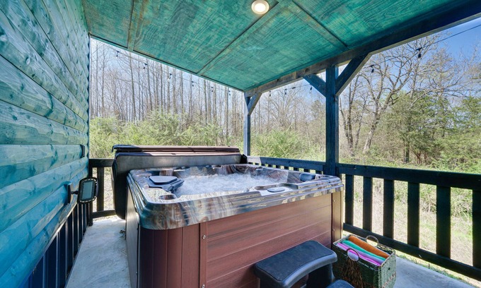 Broken Bow Cabin | Broken Bow Cabin w/Hot Tub, Fire Pit & Creek View