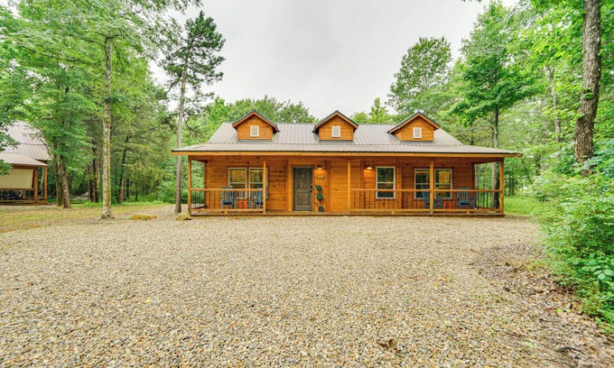 Broken Bow Cabin | Broken Bow Cabin w/Private Hot Tub: 14 Mi to Lake