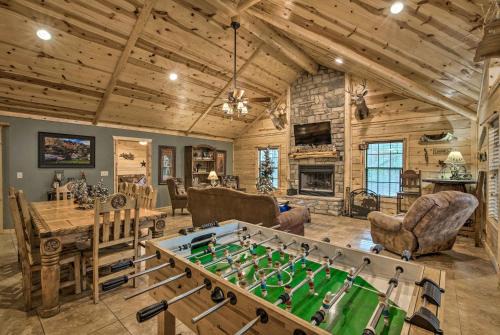 Broken Bow House | Broken Bow Cabin with Hot Tub and Deck - 4 Mi to Lake!