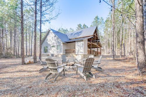Broken Bow House | Broken Bow Cabin with Hot Tub and Covered Deck!