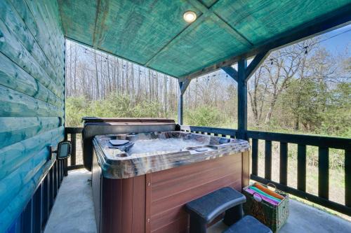 Broken Bow House | Broken Bow Cabin with Hot Tub, Fire Pit and Creek View