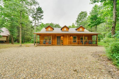 Broken Bow House | Broken Bow Cabin with Private Hot Tub 14 Mi to Lake