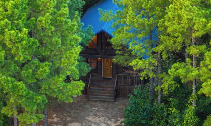 Broken Bow Cabin | Broken Bow Luxury Cabin by State Park - Fire Pit, Hot Tub more!