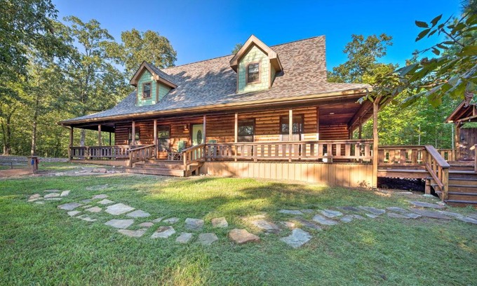 Broken Bow House | Broken Bow Retreat on 2 Acres with Hot Tub and Deck!