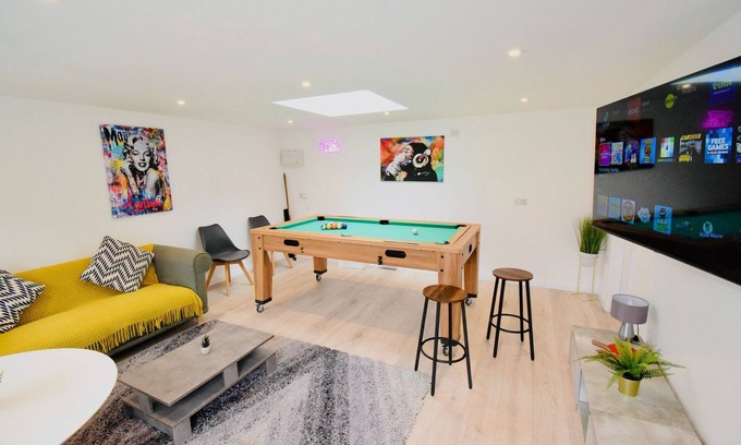 Bromsgrove House | Bromsgrove. Newly Refurbed Property With Outhouse. 4 bed 2.5 Bathroom Games Room
