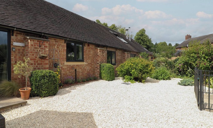 Windley Cottage | BROOKLEY BARN, pet friendly, with a garden in Duffield