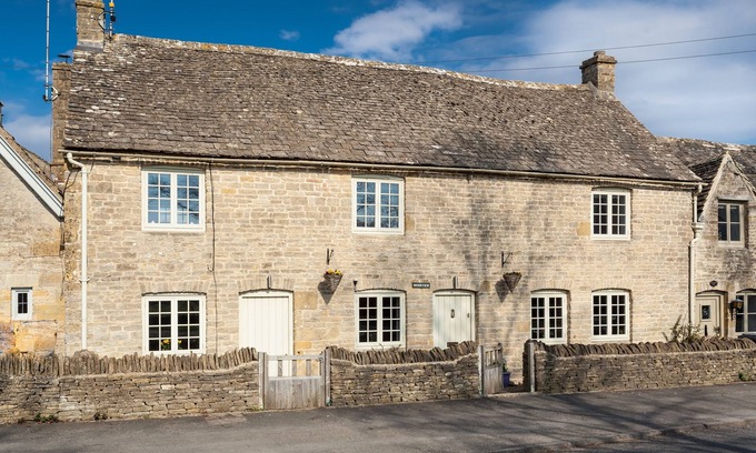 Longborough House | Brookview is a wonderfully presented three bedroom period property in the peaceful village of Lower