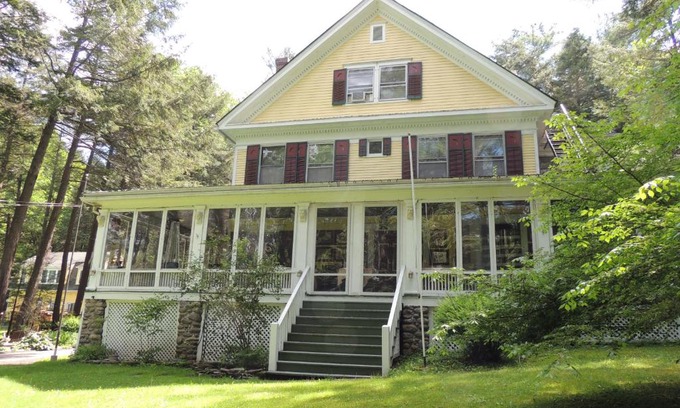 Canadensis Bed & Breakfast | Brookview Manor Inn