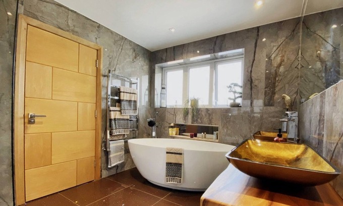 Southend-on-Sea Apartment | Broomfield Stays n3 Bedroom apartment with balcony ,200m from seafront