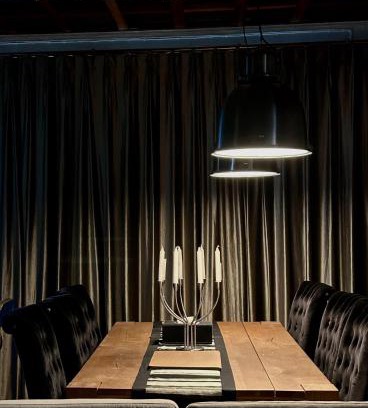 Khlong Tan Nuea Apartment | Brown Brick Thonglor - Red Burgundy Room