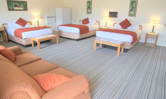 Hatch House | Bryce Zion Inn Family room w/2 bathrooms. Sleeps 6