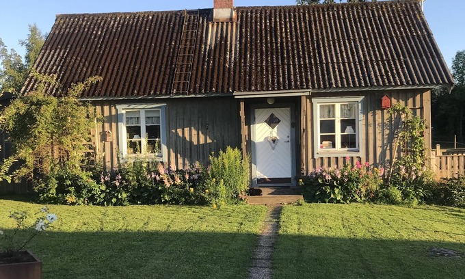 Fegen Cabin | Brygghuset - stay in a cottage on a small farm