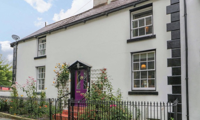 Llangollen House | BRYN DWR, pet friendly, character holiday cottage in Llangollen