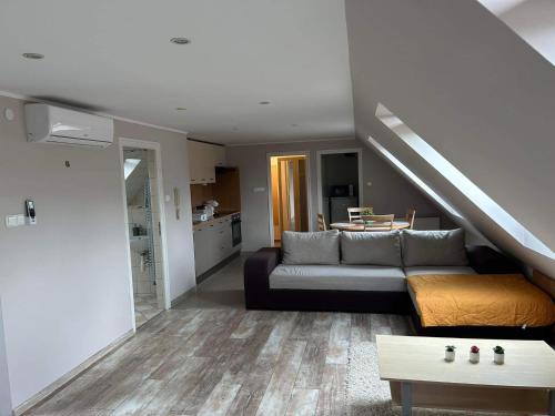 Kozarmisleny Apartment | Bubble Apartman
