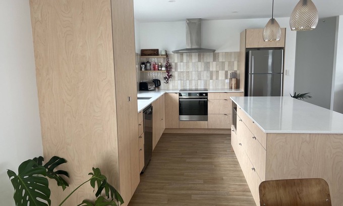 Waihi Beach House | Bubbles Bach-dog friendly, close to beach & shops!