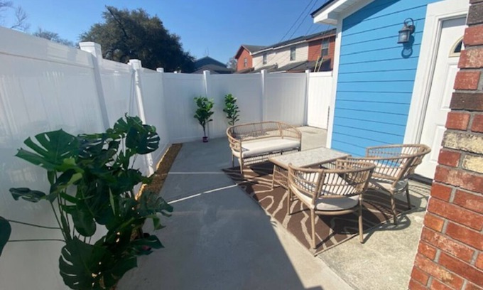 North Charleston House | Bubbly Chateau in Park Circle Perfect for Travelers that want to Socialize