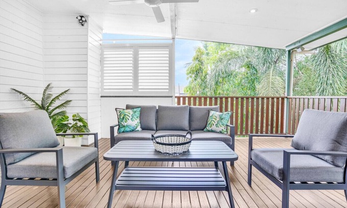 Westcourt Apartment | Buchan House Verandah Suite- Classic Queenslander Retreat | Private 3-Bed Oasis | Free Parking & Wi-Fi