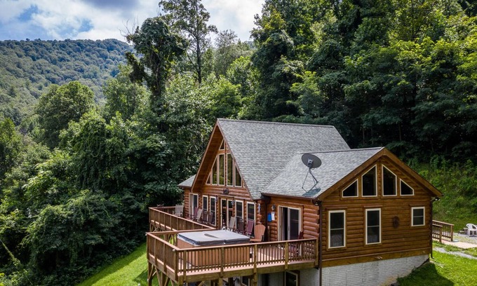 Luray Cabin | Buck's Peak: Spacious, Quiet Log Cabin with a unique view of the Shenandoahs