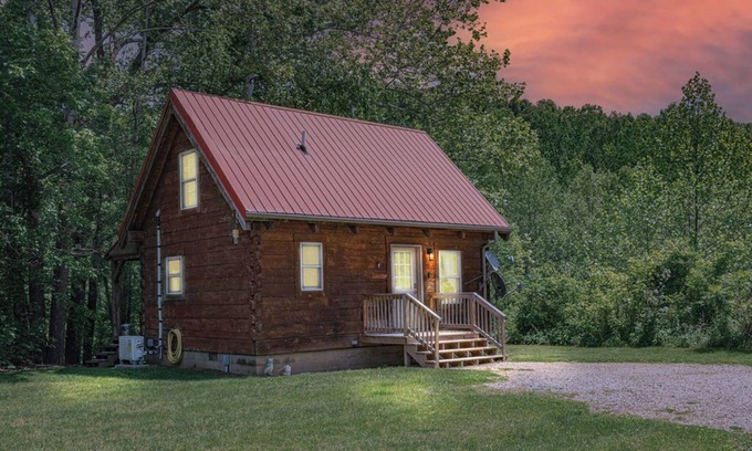 Logan Cabin | Buckeye Loft Couples Cabin: Dog + Budget-friendly log home near Hocking River
