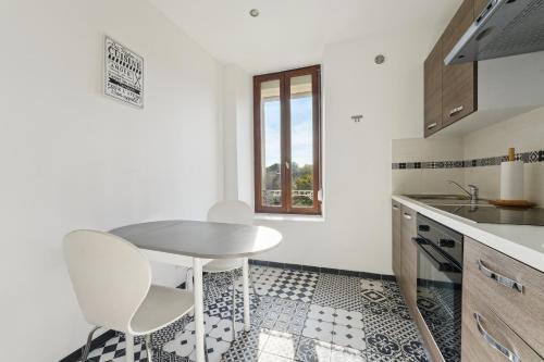 Charleville-Mezieres Apartment | Budget appart avec parking au centre-ville