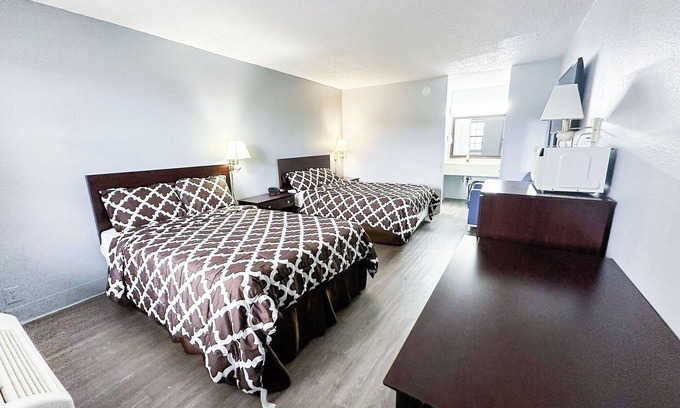 Madisonville Hotel | Budget-Friendly Room Near Frank Stafford Memorial Park – 2 Miles Away