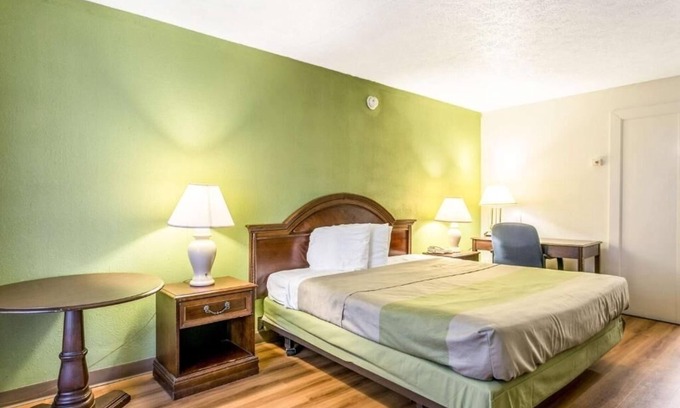 Edgewood Hotel | Budget-Friendly Room w/Complimentary Breakfast & Easy Access to I-95