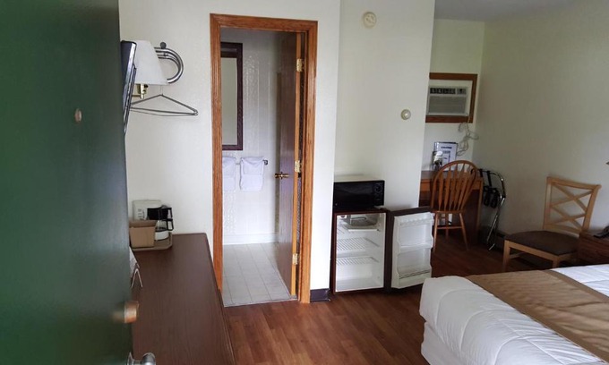 Detroit Lakes Hotel | Budget Host Inn