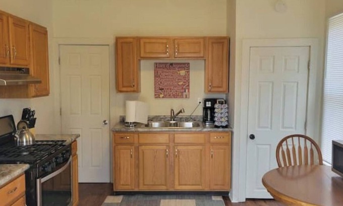 Rockford House | Budget stay in Rockford - Lower Duplex