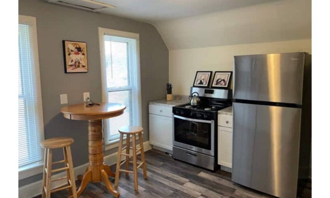 Rockford House | Budget Stay in Rockford, Upper Duplex