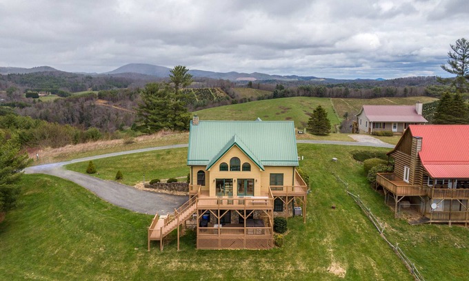 Fleetwood House | Buena Vista- 4bd 3ba, Fireplace, Hot Tub, walk to New River