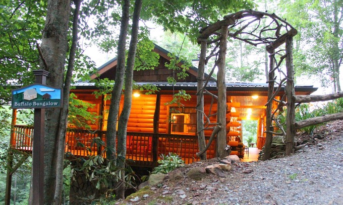 Clyde Cabin | 🦬 Buffalo Bungalow.Couples Only: sauna, massage table & much more!