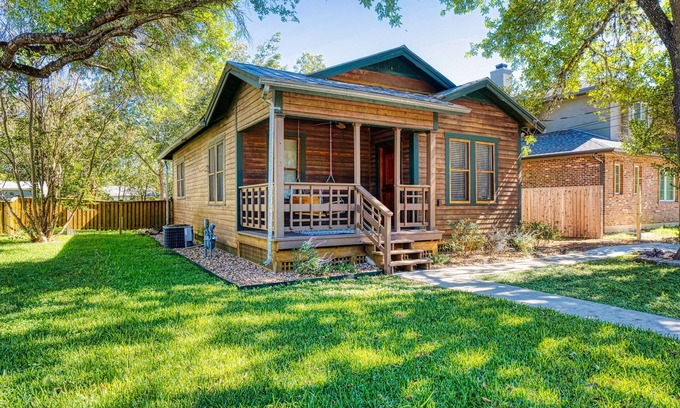 Boerne House | Buffalo Haus - Downtown charm 2-bedroom bungalow