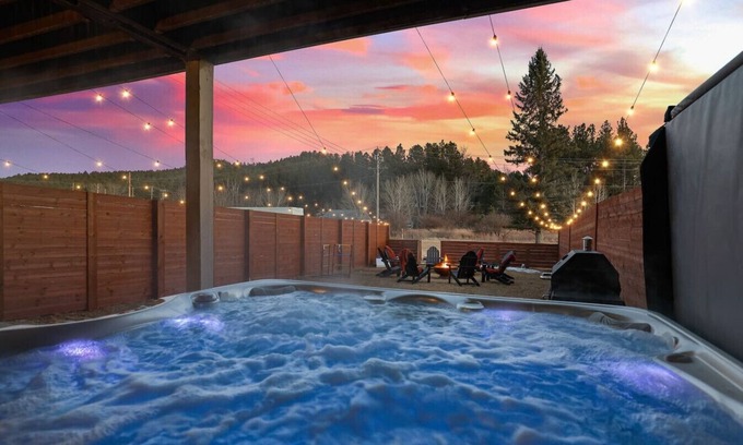 Custer House | Buffalo Ridge | Hot Tub + Walk to Downtown