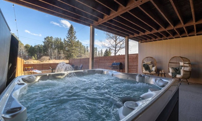 Custer House | Buffalo Roam | Hot Tub + Nature in Town