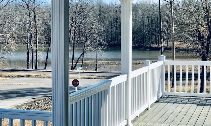 Grand Rivers House | Built in 2021 - 5 BR/4 BA Lakefront in Grand Rivers -The Only City on Both Lakes