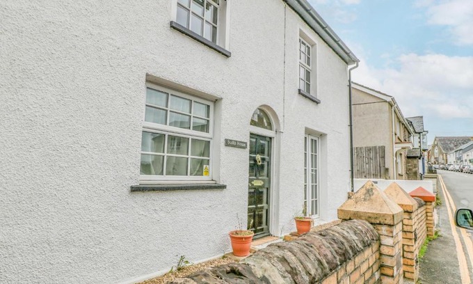 Gilwern House | Builth House