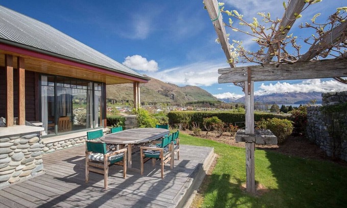 Wanaka House | Bullock Creek Chalet · Lake & mountain views