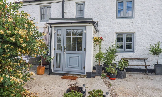 Luxulyan Cottage | BUMBLEBEE COTTAGE, pet friendly, with open fire in Luxulyan