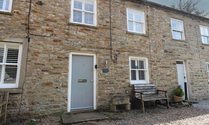 Aysgarth Cottage | BUMBLEBEE COTTAGE, pet friendly, with open fire in Aysgarth