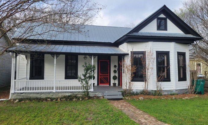 Boerne House | Bungalow 202 - An historic, renovated home