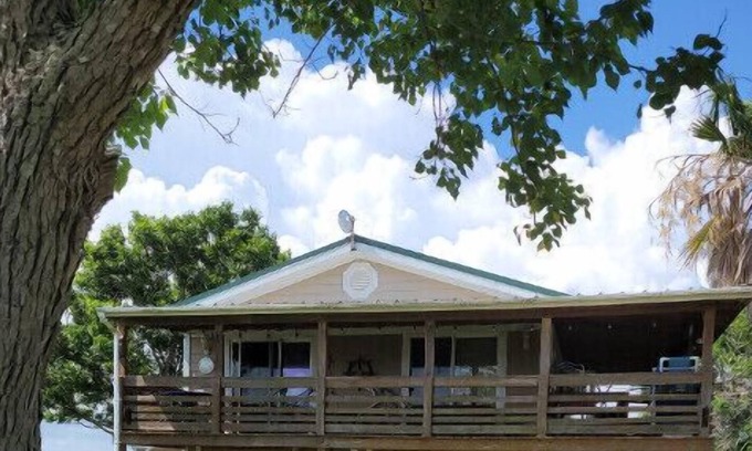 Port Lavaca House | Bungalow 5 minutes from beach and fishing!
