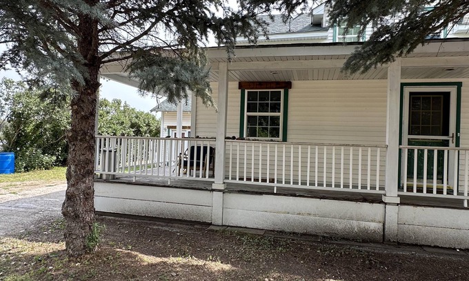 Rosebud House | Bungalow cabin along the Yellowstone River in Eastern Montana.