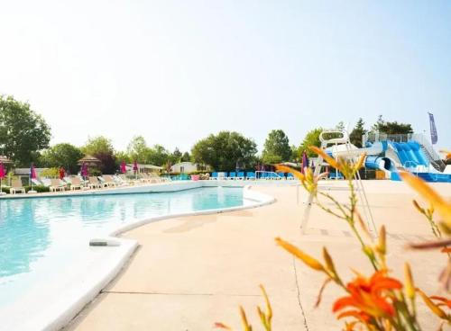 Coulanges House | Bungalow confortable à Onzain avec piscine partagée