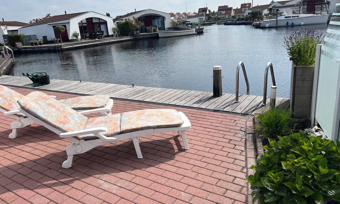 Lemmer House | Bungalow Happy Holiday en Geniet Direct aan het Water met Eigen Aanlegsteiger