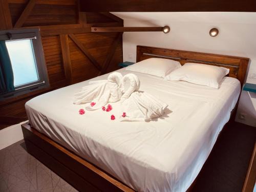 Etang Sale Les Bains Apartment | Bungalow Jacuzzi - Pieds dans l'eau