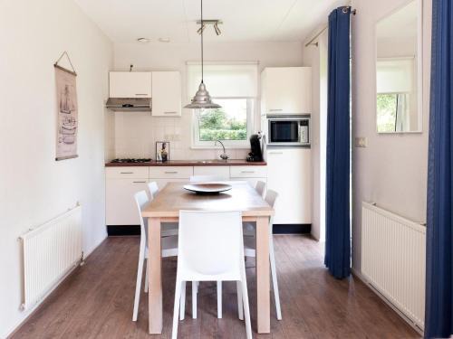 Eernewoude House | Bungalow near Alde Feanen Site, cleaning included