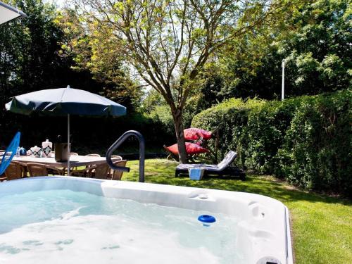 Eernewoude House | Bungalow near De Alde Feanen with Boat