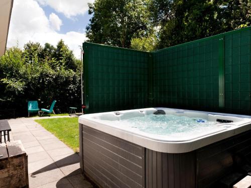 Eernewoude House | Bungalow near De Alde Feanen with Boat, cleaning included